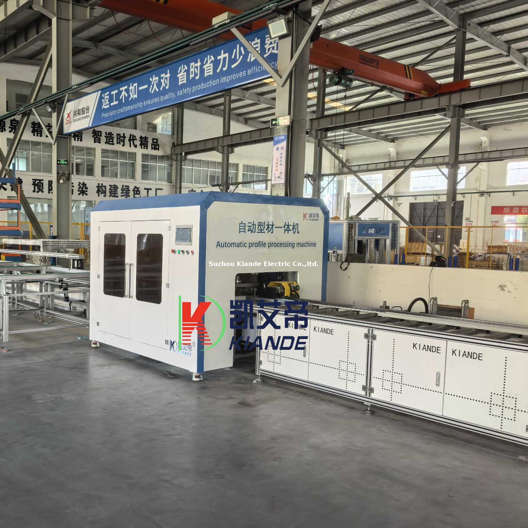 Máquina automática de procesamiento de perfiles de aluminio