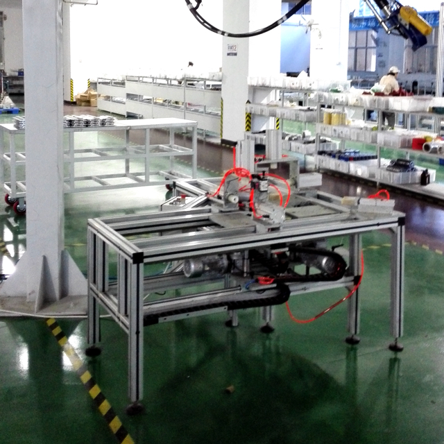 Fabricación de máquina ensambladora de barras colectoras de codos para la producción de perfiles de conductos colectores de codos.