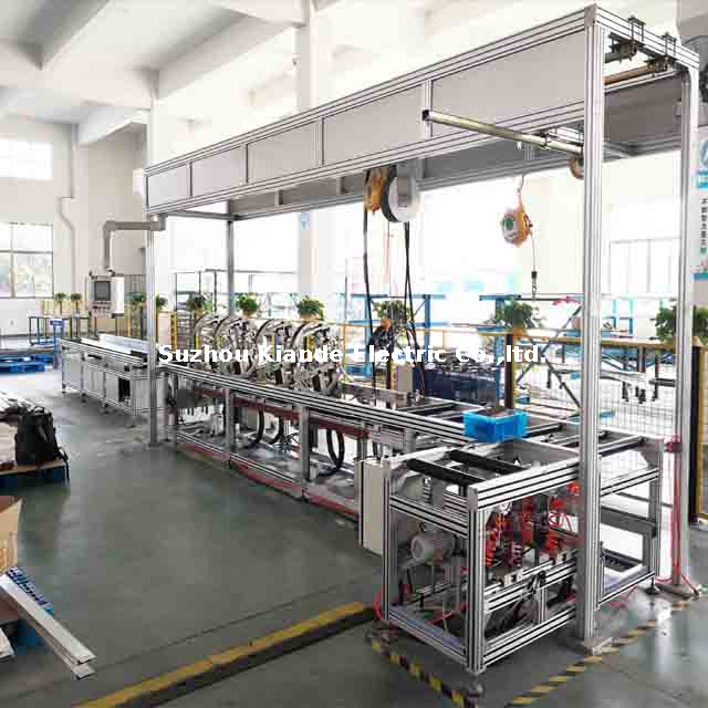 Línea de montaje semiautomática de conductos colectores para montaje compacto de carcasas de barras colectoras