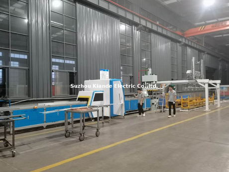 Máquina de procesamiento multifuncional de conductores de barras colectoras