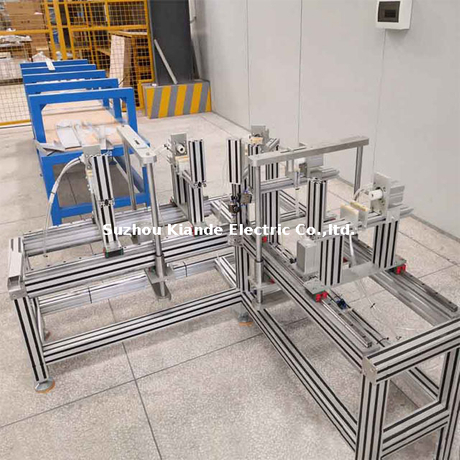 Fabricación de máquina ensambladora de barras colectoras de codos para la producción de perfiles de conductos colectores de codos.