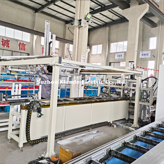 Máquina de procesamiento de perfiles de aluminio