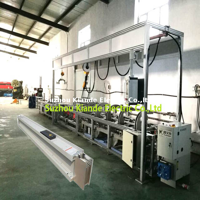 Línea de montaje de barras colectoras semiautomática para remachado de perfiles de conductos sándwich